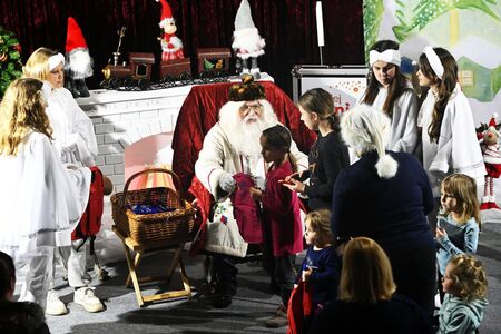 Dedek Mraz v Mirni Peci